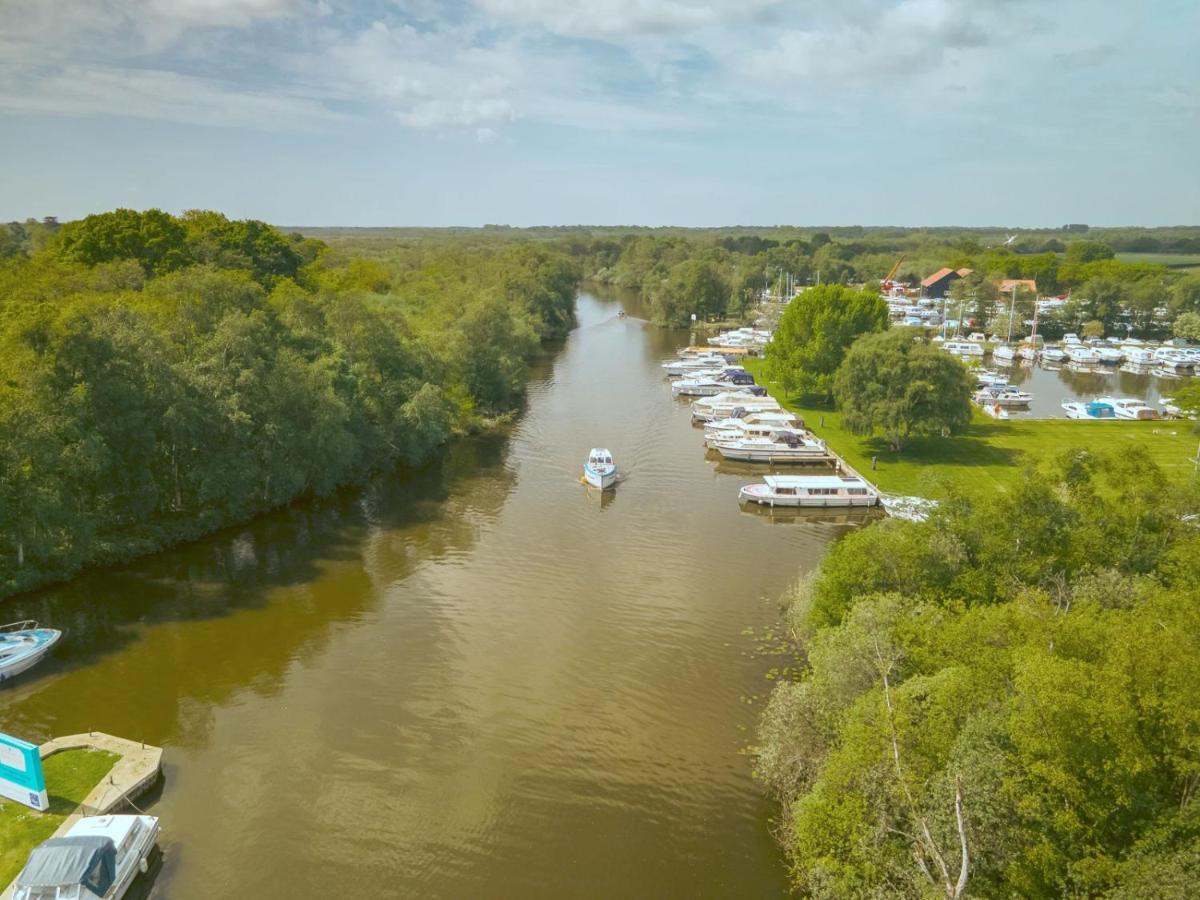 Adorable Two Bed Norfolk Broads Holiday Home - River Views With Moorings & Fishing Stalham Exterior foto