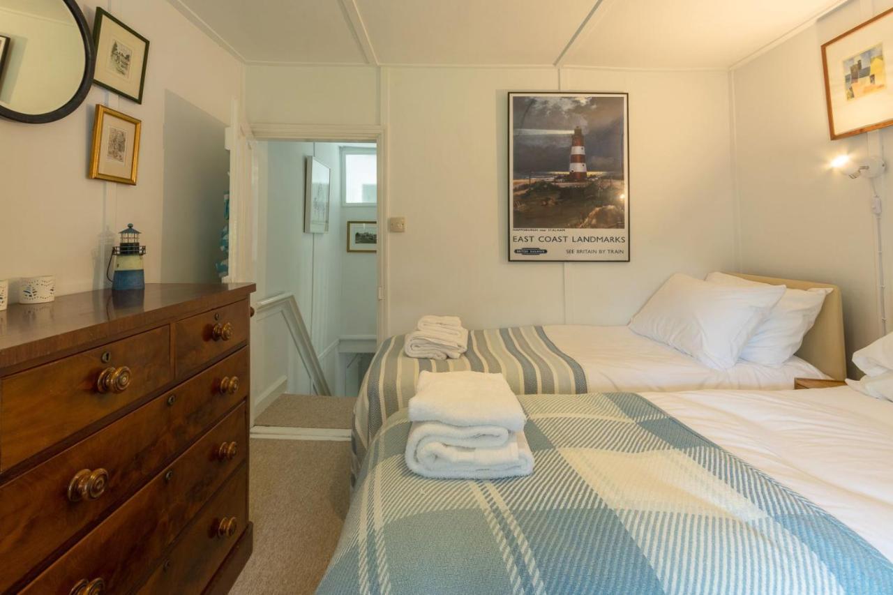 Adorable Two Bed Norfolk Broads Holiday Home - River Views With Moorings & Fishing Stalham Exterior foto