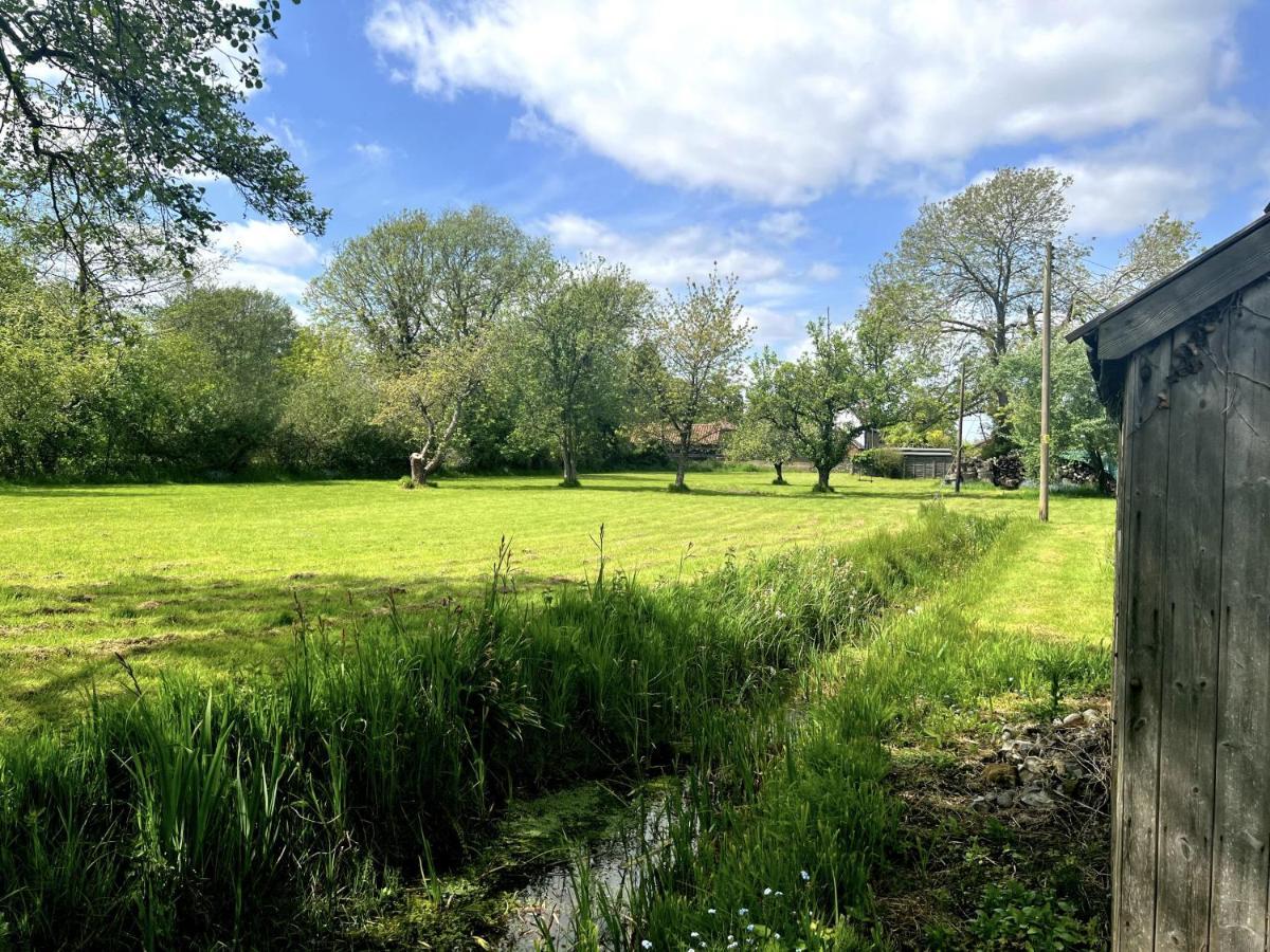 Adorable Two Bed Norfolk Broads Holiday Home - River Views With Moorings & Fishing Stalham Exterior foto