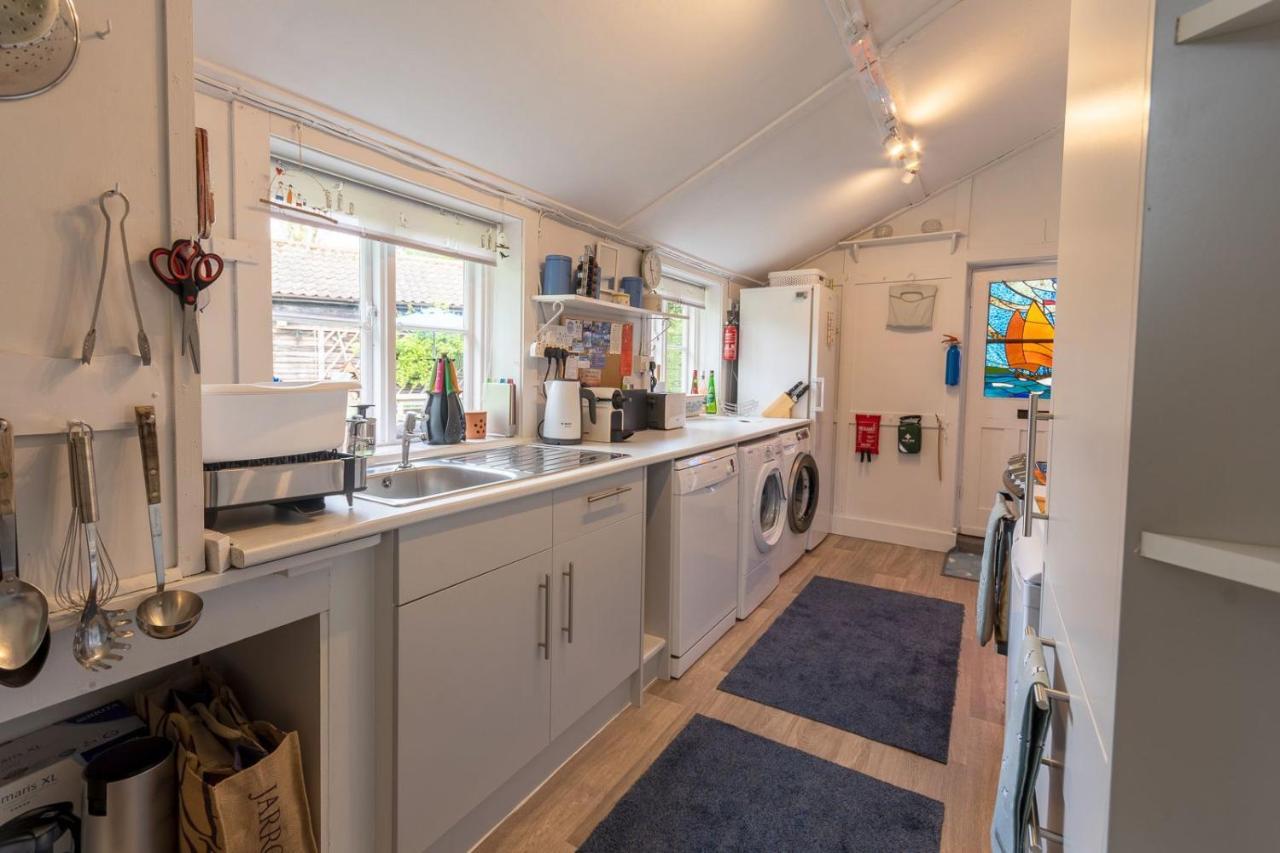 Adorable Two Bed Norfolk Broads Holiday Home - River Views With Moorings & Fishing Stalham Exterior foto