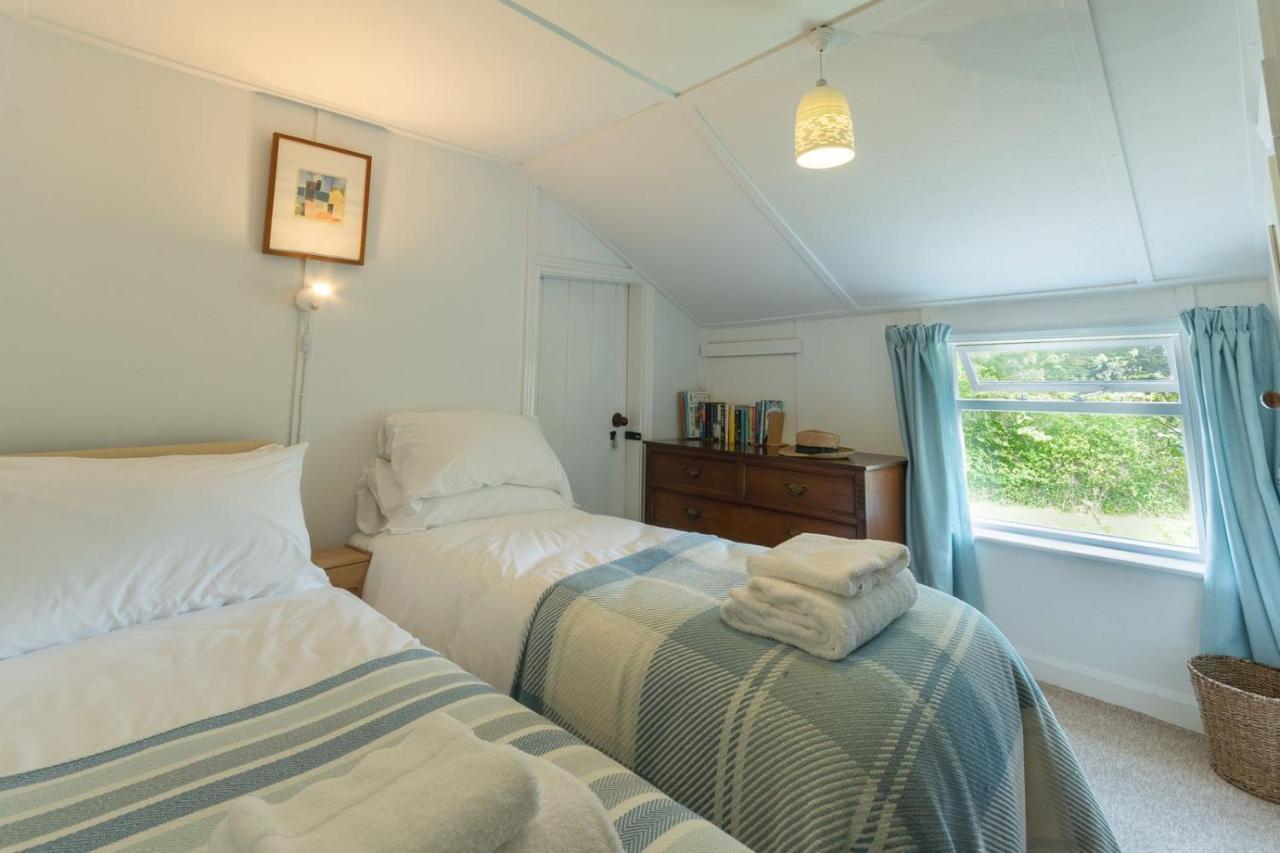 Adorable Two Bed Norfolk Broads Holiday Home - River Views With Moorings & Fishing Stalham Exterior foto