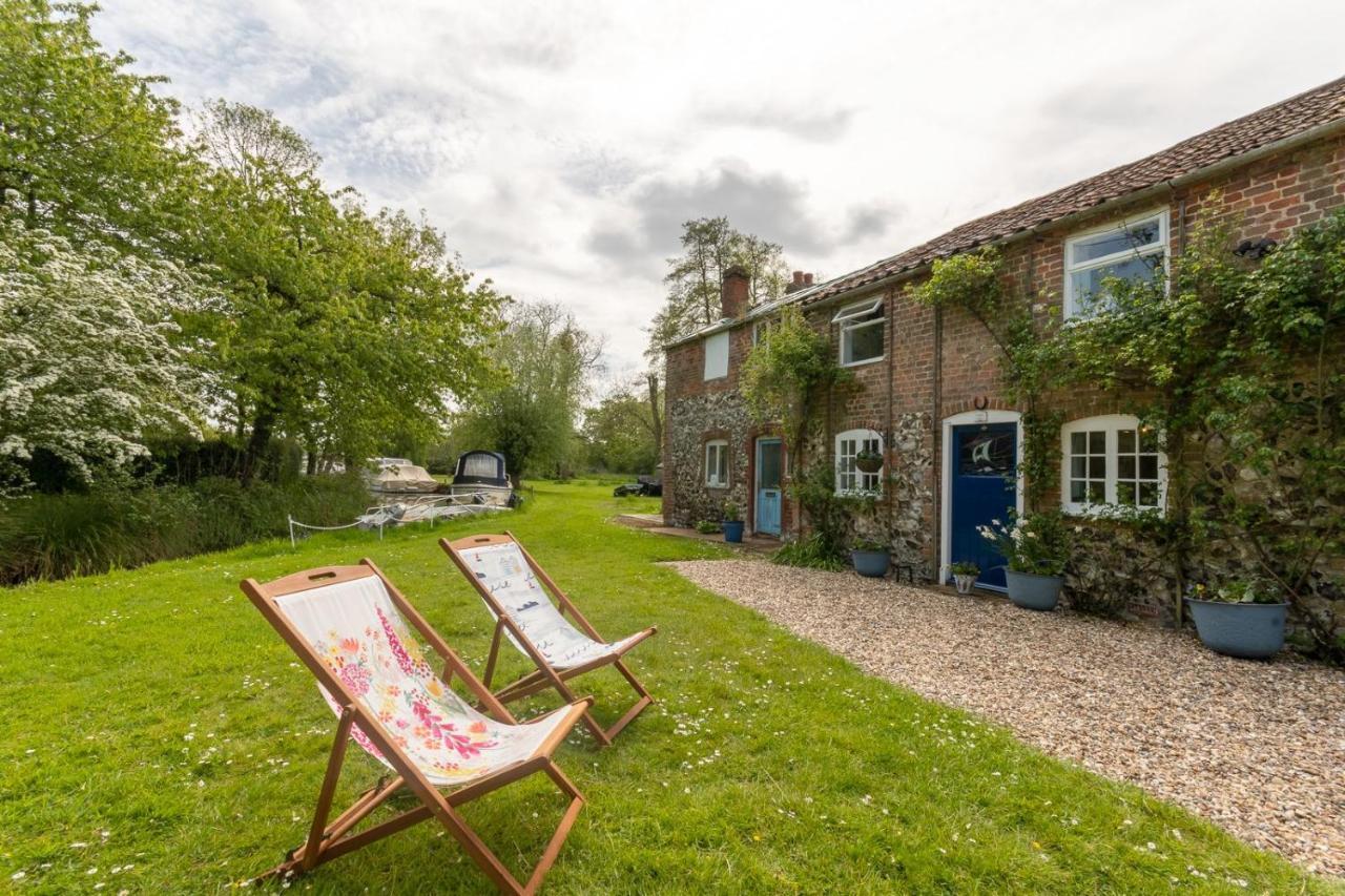 Adorable Two Bed Norfolk Broads Holiday Home - River Views With Moorings & Fishing Stalham Exterior foto