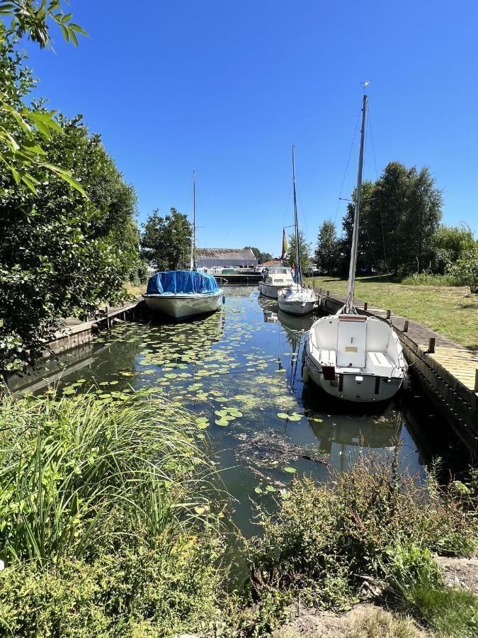 Adorable Two Bed Norfolk Broads Holiday Home - River Views With Moorings & Fishing Stalham Exterior foto