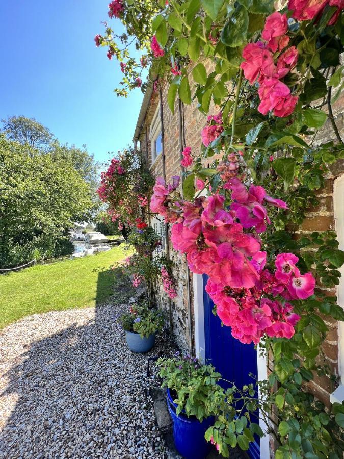 Adorable Two Bed Norfolk Broads Holiday Home - River Views With Moorings & Fishing Stalham Exterior foto