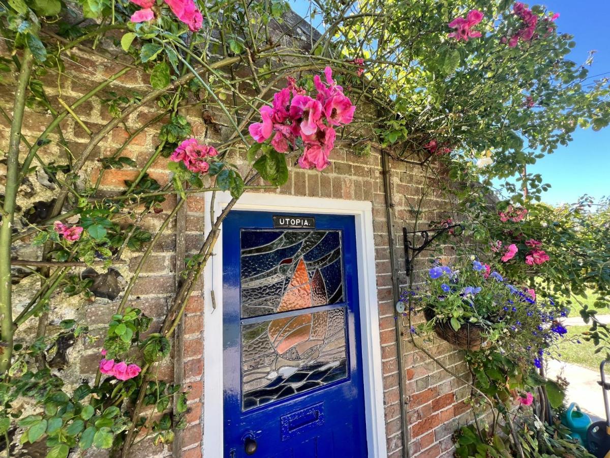 Adorable Two Bed Norfolk Broads Holiday Home - River Views With Moorings & Fishing Stalham Exterior foto