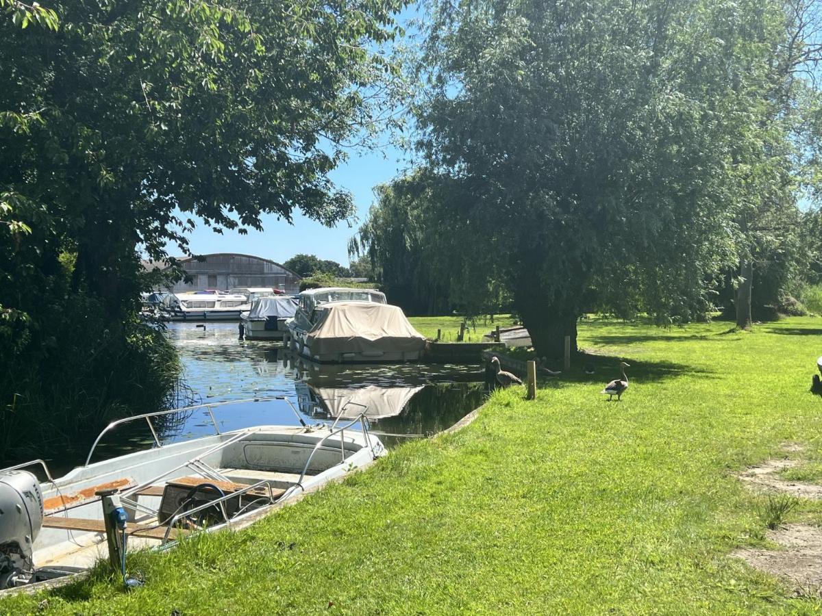 Adorable Two Bed Norfolk Broads Holiday Home - River Views With Moorings & Fishing Stalham Exterior foto