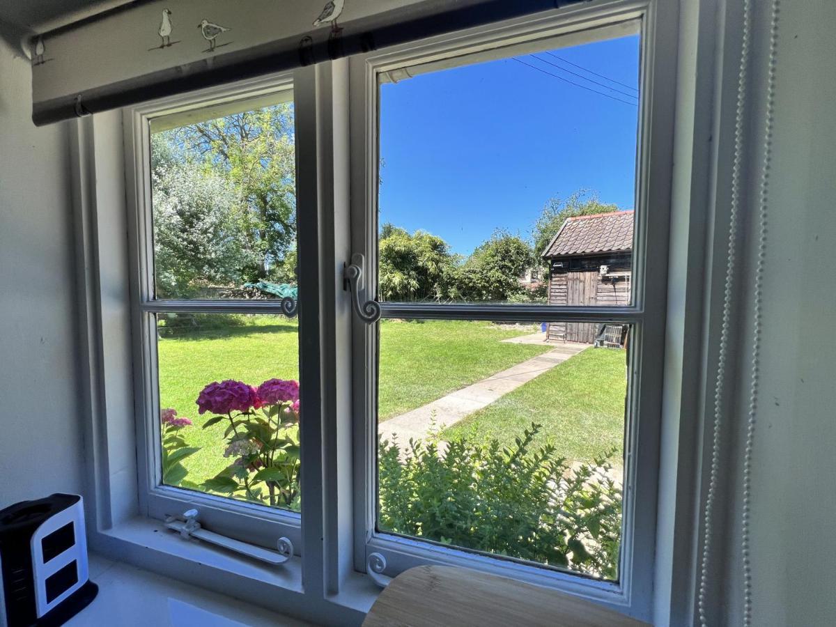 Adorable Two Bed Norfolk Broads Holiday Home - River Views With Moorings & Fishing Stalham Exterior foto