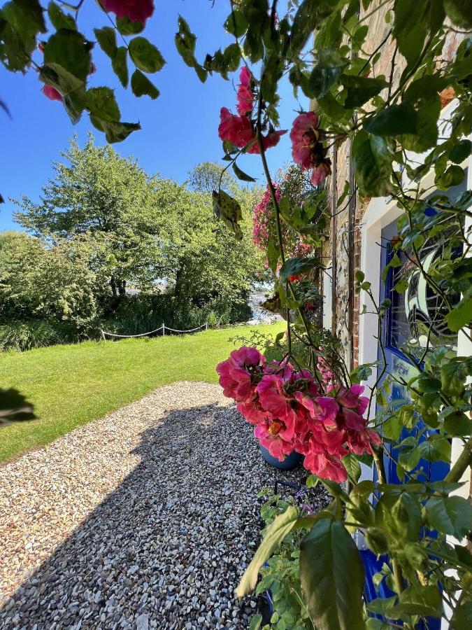 Adorable Two Bed Norfolk Broads Holiday Home - River Views With Moorings & Fishing Stalham Exterior foto